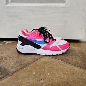 Nike  sneakers  for  kids color  pink  and white size 4.5